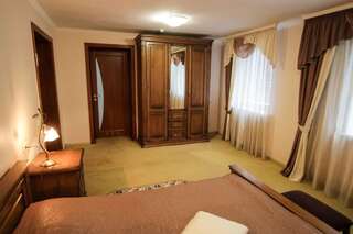 Отель гостиница  Кобрин Двухместный номер с двуспальной кроватью и дополнительной кроватью-2